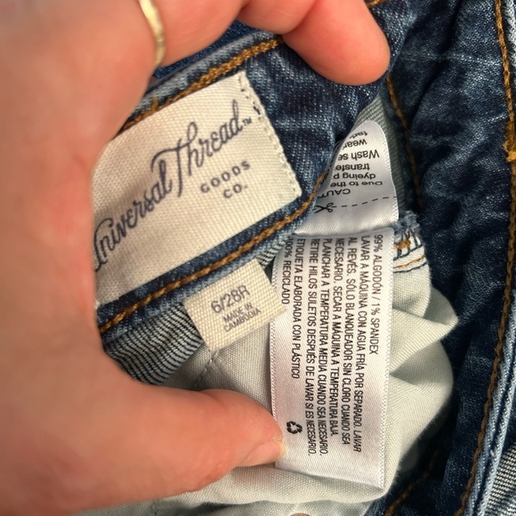 Universal Thread Blue Jean Shorts Cuffed in medium wash Sz-6/28. D11 - Picture 6 of 8